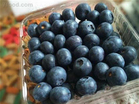 蓝莓一天吃多少为宜，4-6颗最佳/最多不超20颗(伤肠胃) — 久久经验网