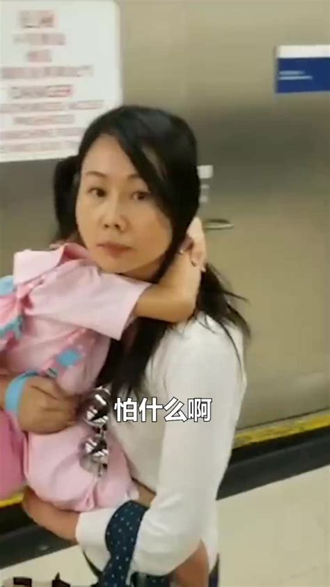 香港妈妈怒撕港独标语 示威者在一旁威胁辱骂_凤凰网视频_凤凰网