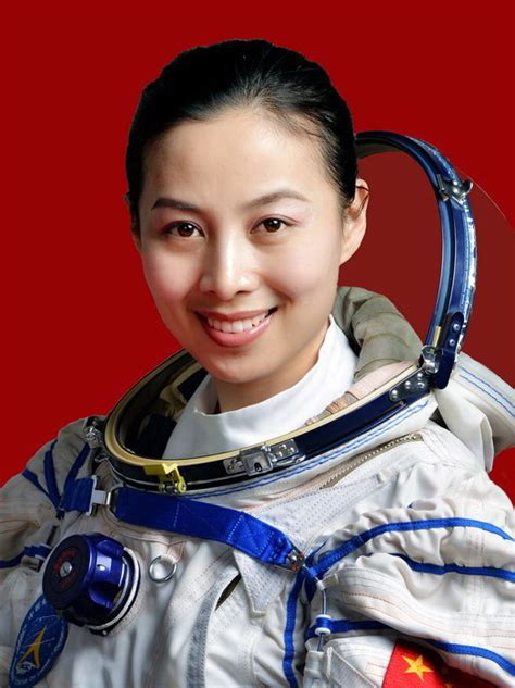中国首名女航天员刘洋顺利出舱 - 中国军网