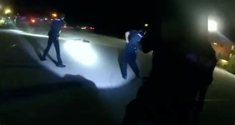 担心嫌犯扔刀，美国警察向一名双腿截肢的非裔连开10枪_凤凰网视频_凤凰网