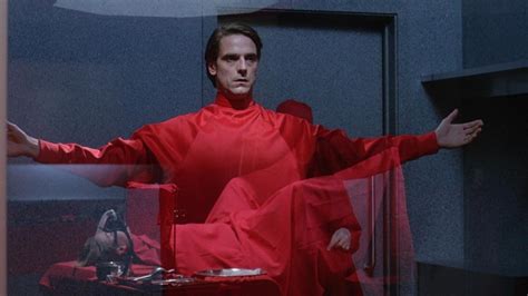 《孽扣》（1988）里的杰瑞米·艾恩斯，一个人饰演了一对双胞胎。