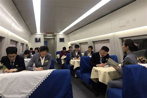部分春运列车车厢空荡 坐票乘客睡“卧铺”_ 视频中国