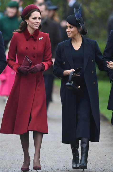 凯特王妃节日大放光彩，身穿红色毛呢大衣十分喜庆，展现优雅气质|凯特王妃|呢大衣|喜庆_新浪新闻