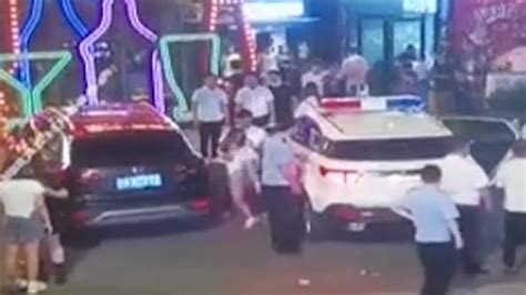 女子酒后袭警进派出所后再次袭警_凤凰网视频_凤凰网