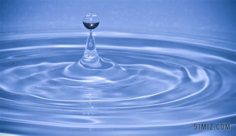 一滴蓝色的水滴滴落在平静的水面上激起一圈圈涟漪背景花纹素材设计