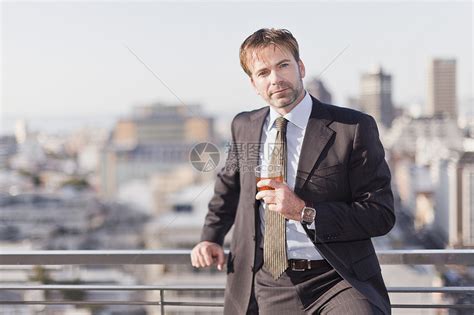 商人在屋顶喝酒高清图片下载-正版图片501525244-摄图网