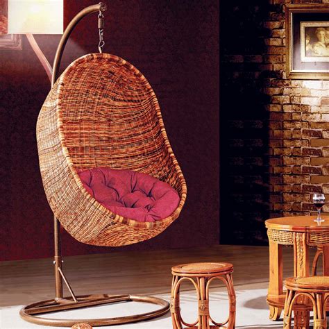家具展上的一家印度家具，手工制作，颇有异国情调，木材多为芒果木