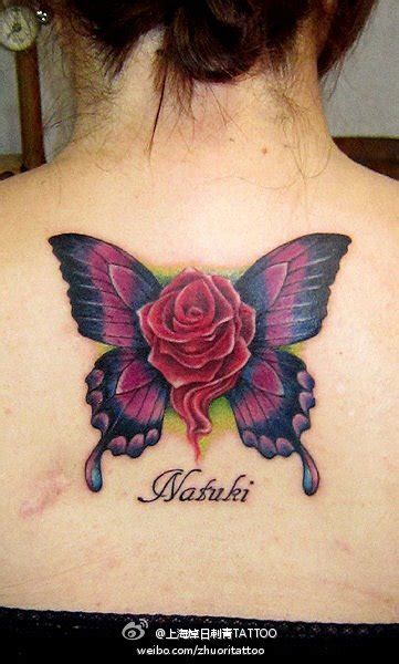 女生背部精美的玫瑰花与蝴蝶翅膀纹身图案