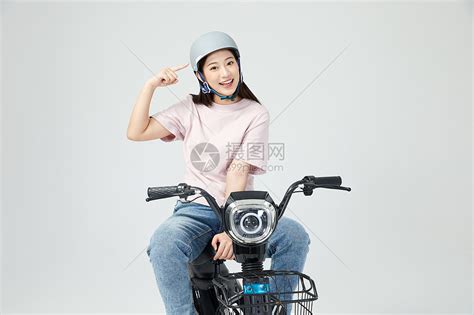 美女骑电动车戴头盔高清图片下载-正版图片501637987-摄图网