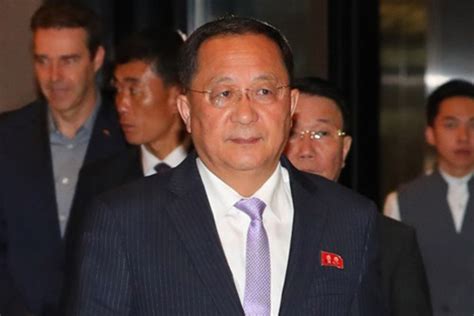 朝鲜外相今抵新加坡，穿黑西装打紫色领带，将与多国外长会谈_全球速报_澎湃新闻-The Paper