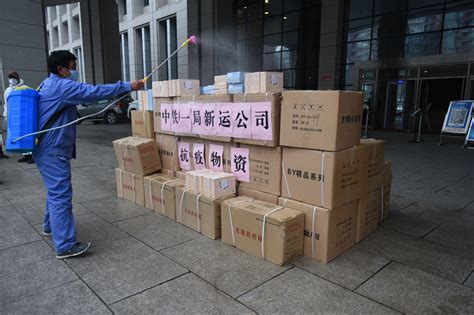 中铁一局新运公司为咸阳市渭城区红十字会捐赠暖手宝800个 - 陕工网