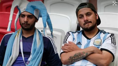 阿根廷球迷手持决赛门票犯难：盼望巴西也被淘汰_腾讯网