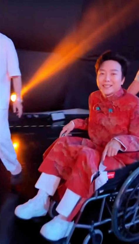 44岁李玉刚坐轮椅登台录节目，精神尚可勉强微笑，惹人心疼|李玉刚|轮椅|节目_新浪新闻