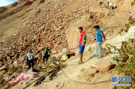 秘鲁一双层大客车翻下山路致35人丧生-玉环新闻网