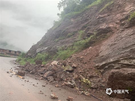 云南永善强降水导致山体滑坡 道路通行受阻-图片频道