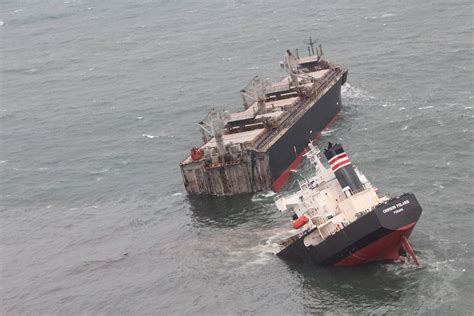 一艘货船在日本近海断成两半 21人全部获救-搜狐大视野-搜狐新闻