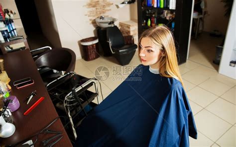 黑发客户也在理发店的背景下坐在椅子上等待理发师理发从一个在理发店剪头发高清图片下载-正版图片503727325-摄图网