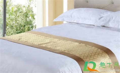 酒店床上一条长条布有什么用-酒店床上的布条是干嘛用的-趣丁网
