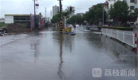 淮安暴雨城区多处积水市政防汛街头忙疏通（视频）