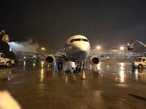 冻雨中为48架飞机凌晨除冰 南航贵州公司保障航班正常运行 - 封面新闻