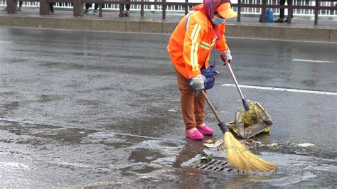我们帮助清洁工一起清理路面 - 江苏苏税迅通集团