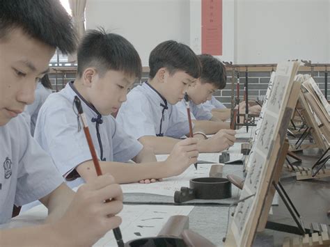 我校从2017年开始把软笔书法纳入课堂教学当中。_北京房山少林寺文武学校