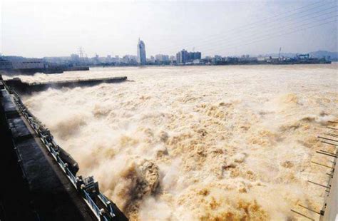 实拍洪水决堤的过程，汹涌澎湃太可怕了！_腾讯视频
