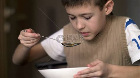 有食欲的男孩吃汤玩高清图片下载-正版图片505833138-摄图网