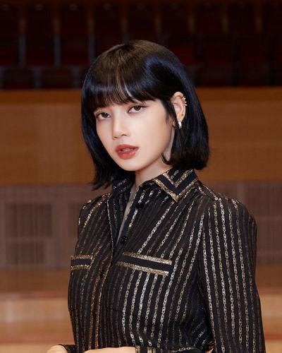 黑发短发甜美女生头像