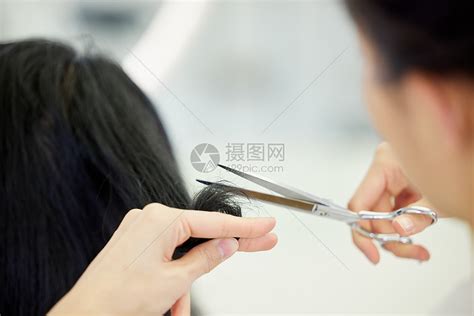 女理发师给顾客剪头发特写高清图片下载-正版图片502380180-摄图网