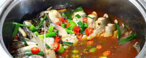 生鲜三文鱼肉生鱼片配蔬菜沙拉和酱汁高清图片下载-正版图片505848057-摄图网