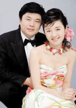 北京卫视美女主持春妮，40岁二婚嫁给刚强，一家三口幸福升级