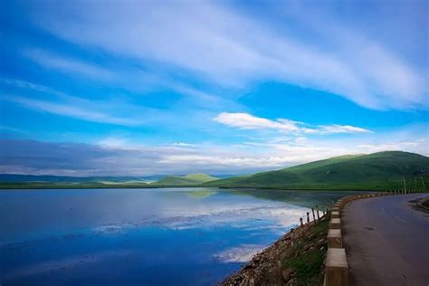 走入扎尕那村的半山腰处，向下俯视，民居在仙境中 - 中国国家地理最美观景拍摄点