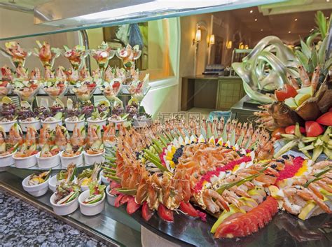 深圳前海华侨城JW万豪酒店的自助餐系列，各种口味的甜点及蛋糕