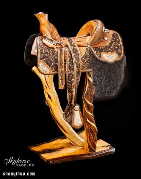 Lisa和Loren创作的皮雕马鞍艺术品欣赏_手艺活网