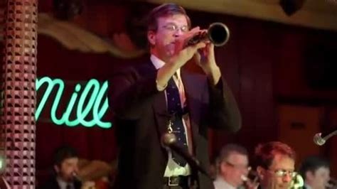 爵士和蓝调在芝加哥有着悠久的历史，大大小小的爵士乐酒吧遍布在芝加哥_凤凰网视频_凤凰网