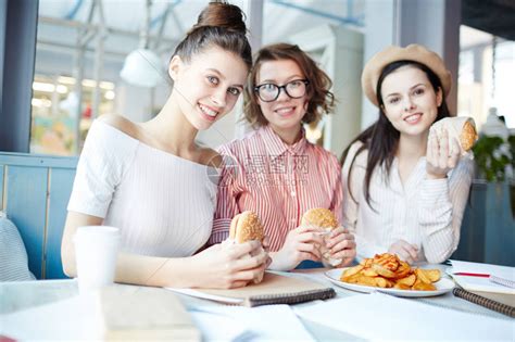 3个女孩在去快餐咖啡厅时高清图片下载-正版图片502772329-摄图网
