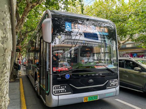 10月31日，一款纯电动公交车近日开始在上海街头投入运营