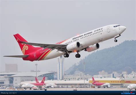 东航空姐在深圳机场从飞机舱门摔落地面 已被送医_航空要闻_资讯_航空圈