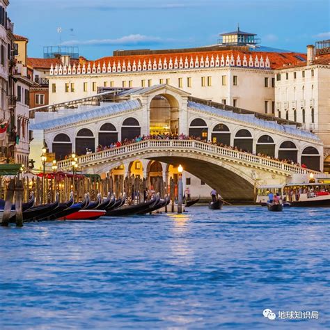 威尼斯水城风光图片-人来人往的威尼斯水城素材-高清图片-摄影照片-寻图免费打包下载