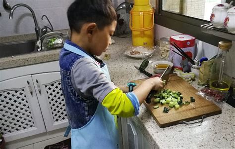 厨房里学习做饭的男孩和女孩EPS素材免费下载_红动中国
