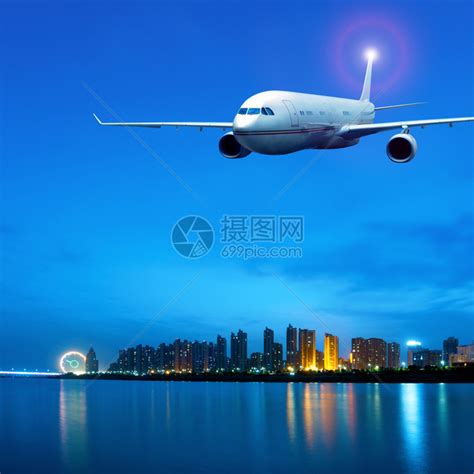 夜间着陆的飞机图片-夜晚跑道上灯光璀璨飞机着陆素材-高清图片-摄影照片-寻图免费打包下载