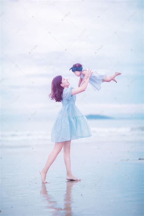 亲子时光白天母女俩户外沙滩举高高摄影图配图高清摄影大图-千库网