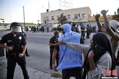 92年美国洛杉矶种族骚乱死伤2000人：黑人和韩国人街头枪战_凤凰网