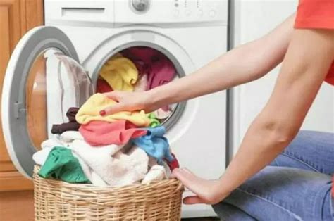 建议大家：洗衣服别只放洗衣液，教你正确做法，干净卫生无异味！__财经头条