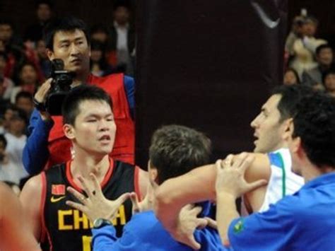 中国篮球打架王！被欺负一定要还击，这真的是血性吗？__财经头条