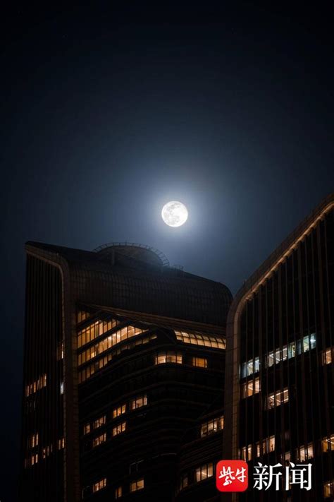 今晚月全食时，月球也位于近地点……_新浪新闻