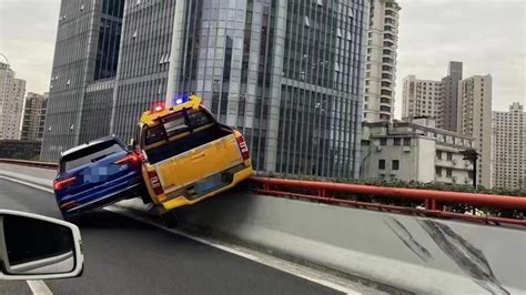 高架上开“斗气车”，差点坠桥！两车驾驶员已被上海警方控制