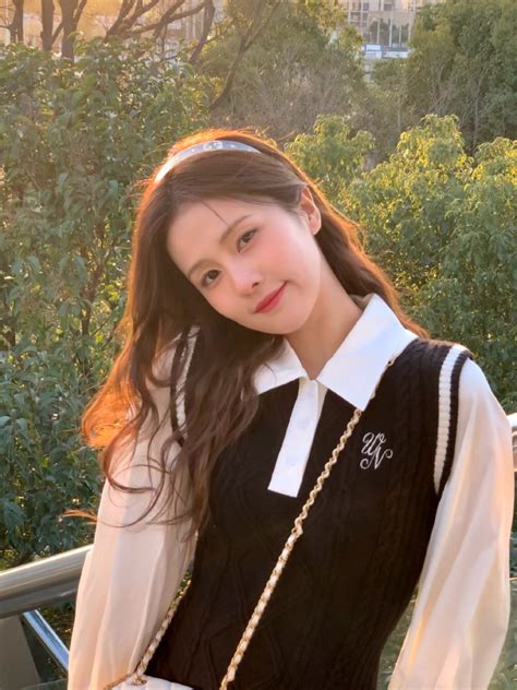 白鹿的头像甜美女生