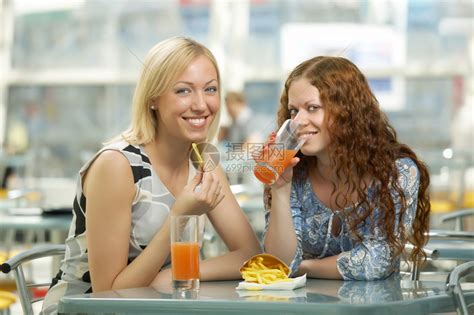 女商人在自助餐厅吃午餐高清图片下载-正版图片502594734-摄图网
